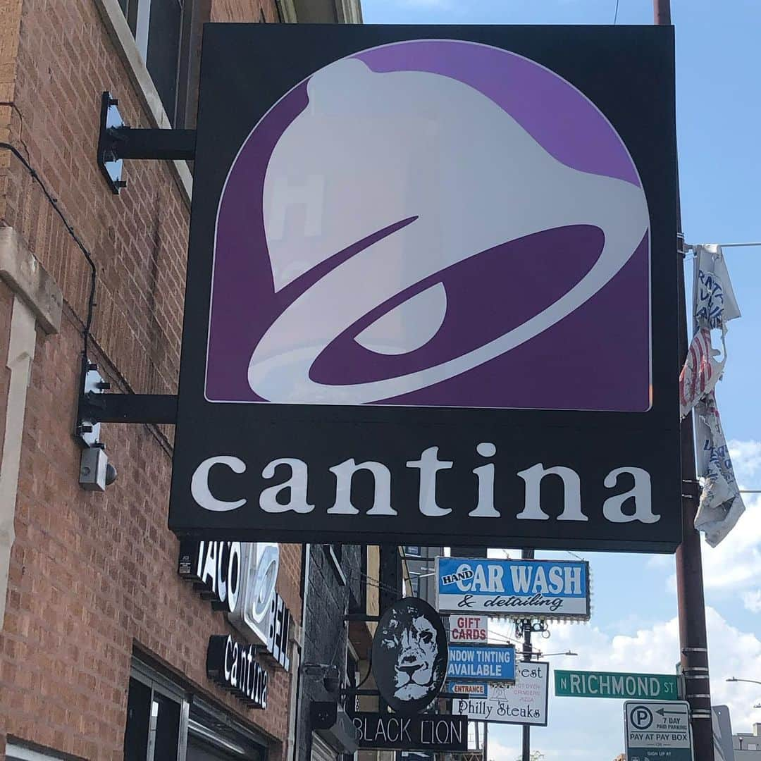 トニー・アゼベドさんのインスタグラム写真 - (トニー・アゼベドInstagram)「Did you know in Chicago they have a @tacobell cantina!! Yes taco and a beer please! All time」7月24日 1時53分 - tonyazevedo8