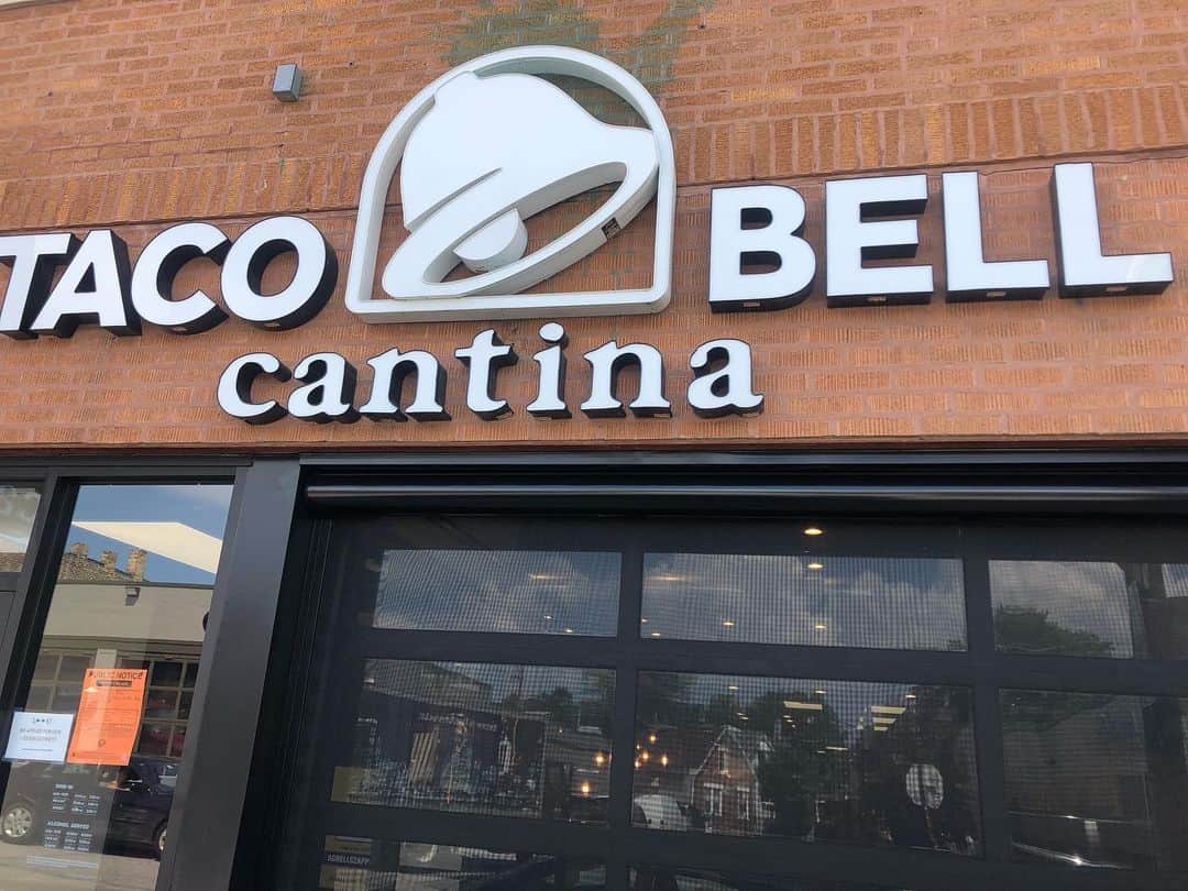 トニー・アゼベドのインスタグラム：「Did you know in Chicago they have a @tacobell cantina!! Yes taco and a beer please! All time」