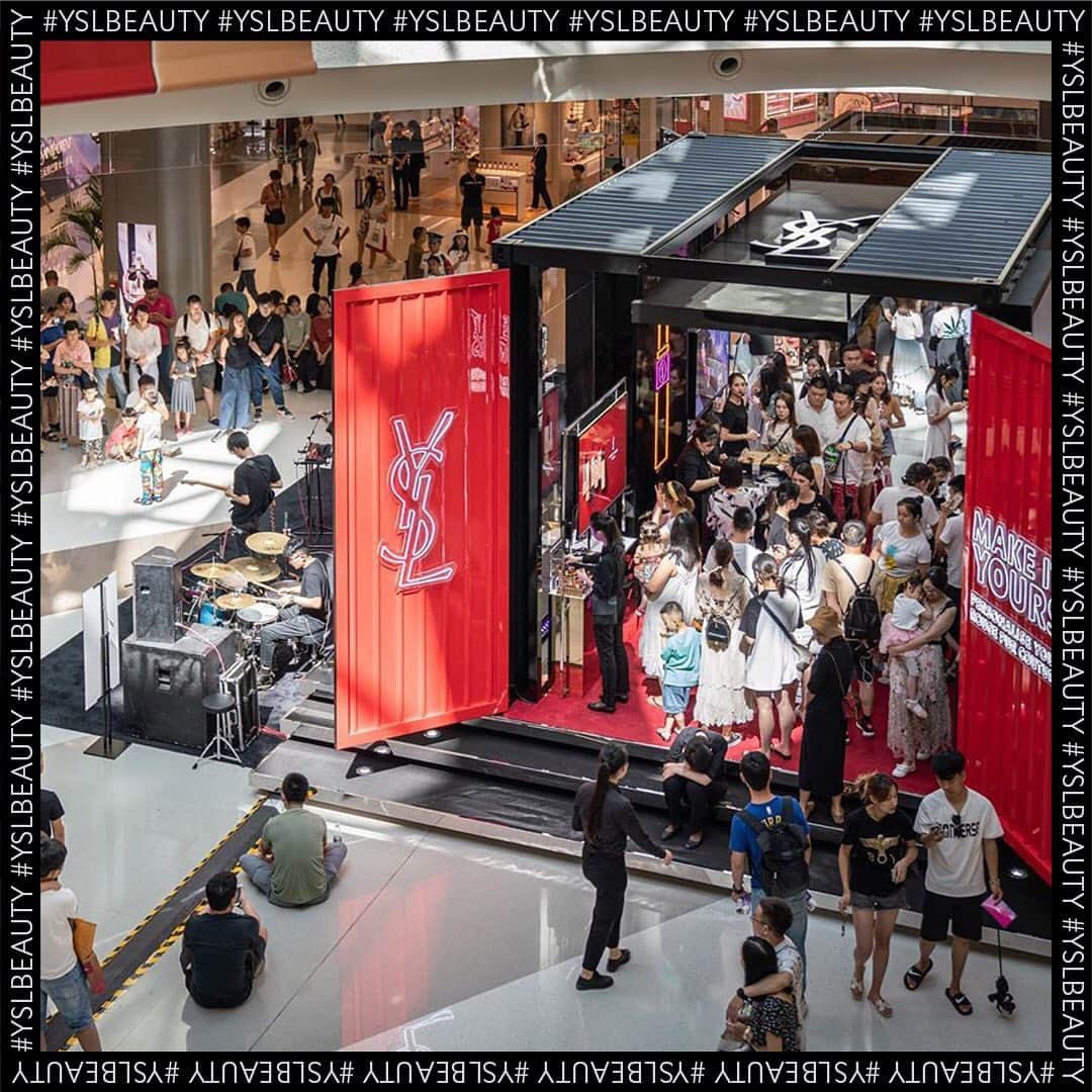 Yves Saint Laurent Beautyさんのインスタグラム写真 - (Yves Saint Laurent BeautyInstagram)「Sanya Haitang might be the world’s largest duty free shopping center. However, the Make It Yours pop up store is the biggest party inside 😉 @boardingforbeauty #yslbeauty #regram #makeityours」7月24日 2時07分 - yslbeauty