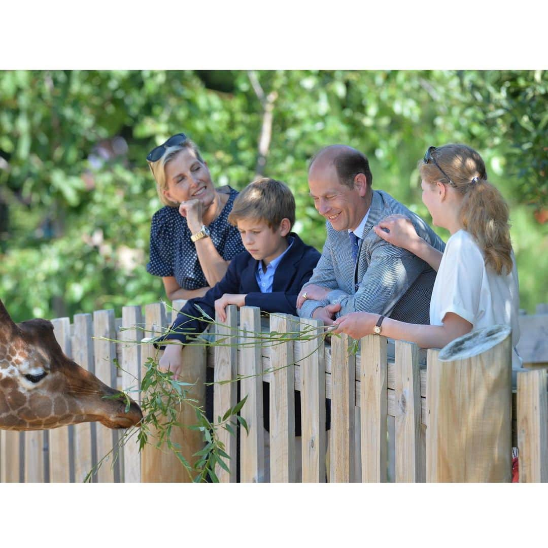 ロイヤル・ファミリーさんのインスタグラム写真 - (ロイヤル・ファミリーInstagram)「🦒🍃 The Earl and Countess of Wessex and their children, Lady Louise and James, Viscount Severn, feed giraffes Bem and Dayo during a visit to @wildplaceproject in Bristol today.  The Earl of Wessex is Patron of Bristol Zoological Society, a conservation and education charity, which runs and operates @bristolzoo and Wild Place.  With some help from his family, His Royal Highness opened Bear Wood, the UK’s largest brown bear exhibit 🐻 #BearsAreBack  Follow the link in our bio for more!」7月24日 2時07分 - theroyalfamily