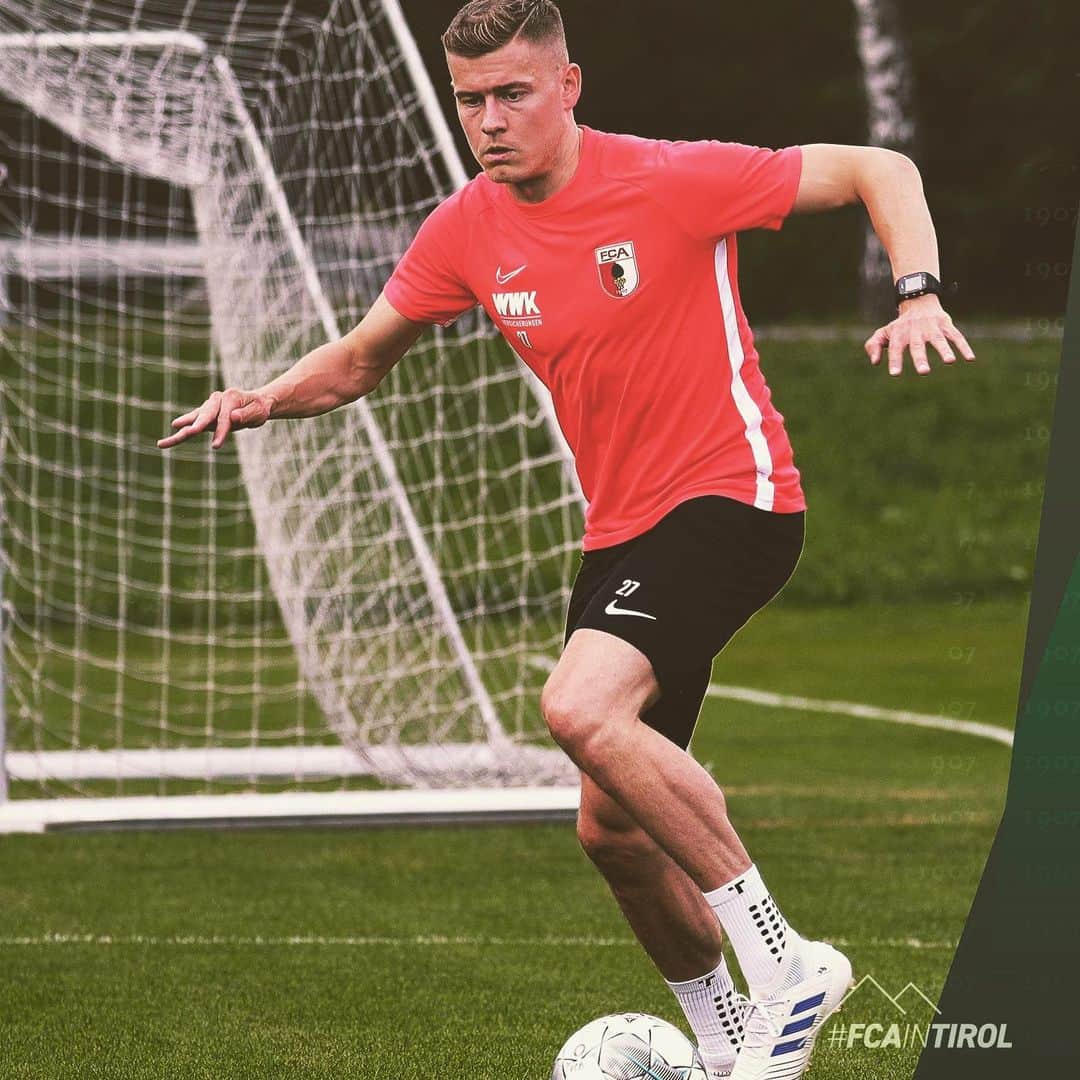のインスタグラム：「Feels good to back on the pitch 🙏⚽️ #trainingslager #funkyfingers」