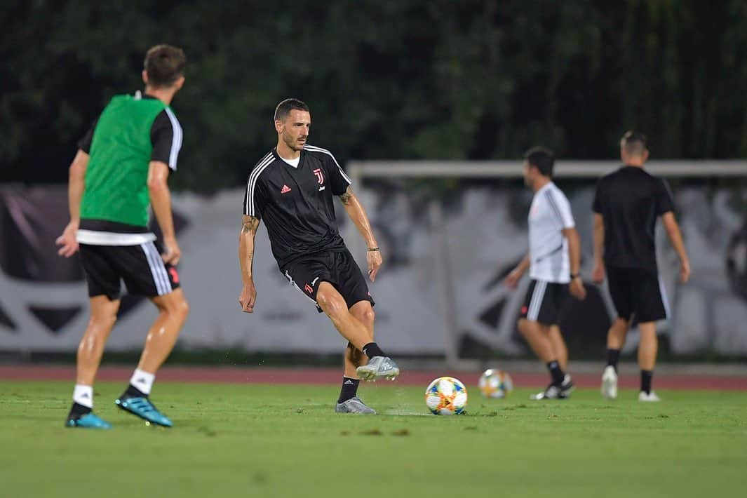 レオナルド・ボヌッチさんのインスタグラム写真 - (レオナルド・ボヌッチInstagram)「Training in Nanjing 🇨🇳 #MeetTheWonder #LB19 #FinoAllaFine」7月24日 2時04分 - bonuccileo19