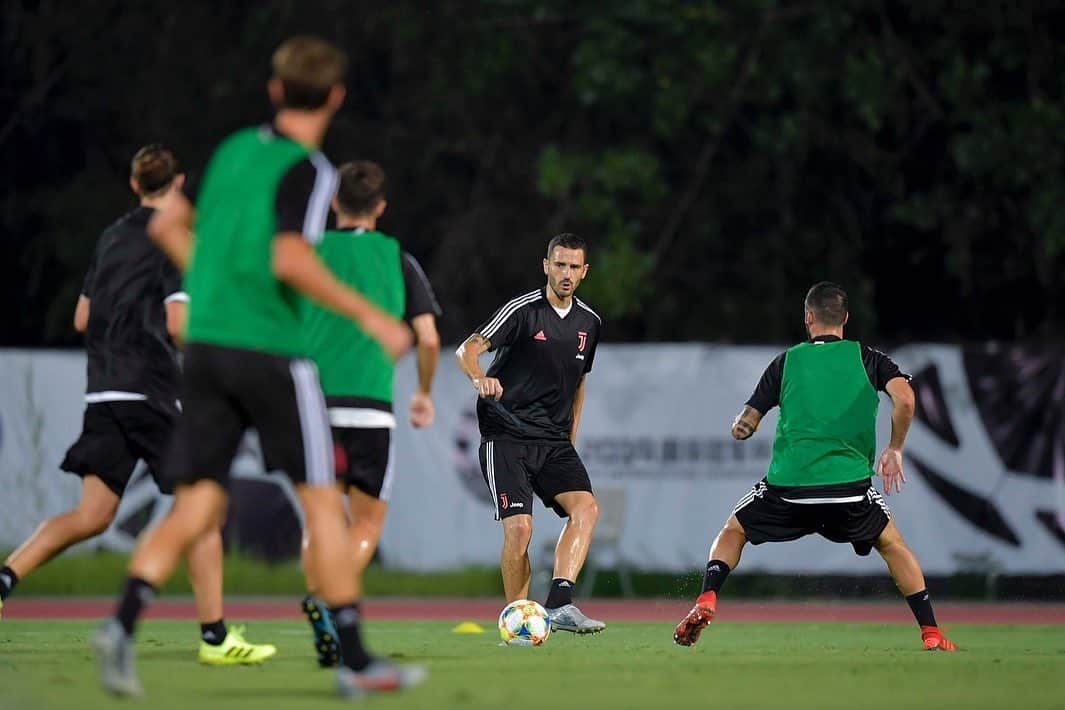 レオナルド・ボヌッチさんのインスタグラム写真 - (レオナルド・ボヌッチInstagram)「Training in Nanjing 🇨🇳 #MeetTheWonder #LB19 #FinoAllaFine」7月24日 2時04分 - bonuccileo19