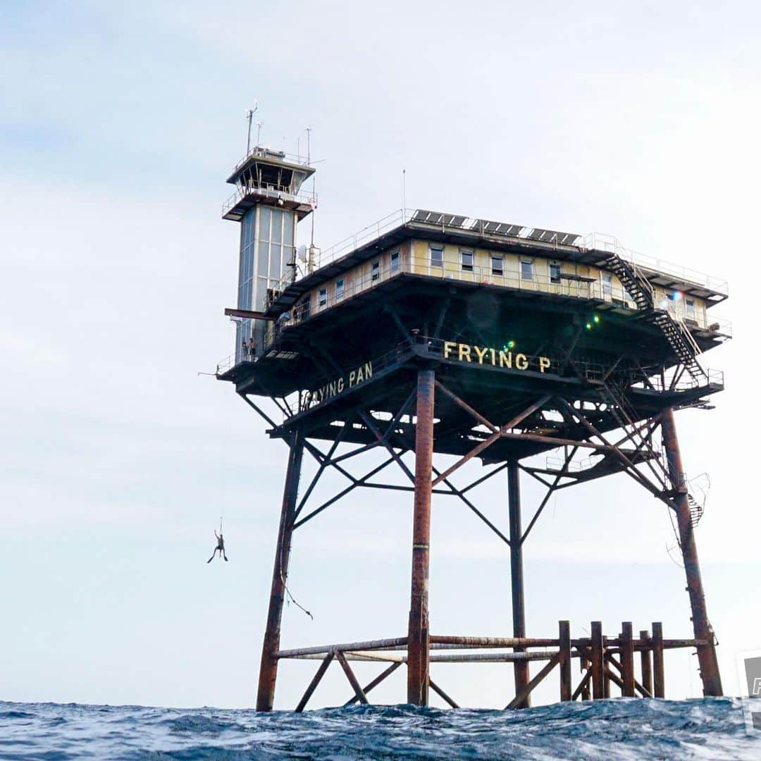 ヴァレンティン・トーマスさんのインスタグラム写真 - (ヴァレンティン・トーマスInstagram)「Have you ever slept in the middle of the ocean (well 30 miles off shore)? This was one of the most bizarre yet amazing experience I ever had. The Frying Pan located off the shore of North Carolina is only accessible by swing (yep). We would go down, fully suited, and swim back to the boat which was anchored near by, to go fishing. It was rather exciting to see barracudas and sharks circling it all day! Amazing trip with @triplec.cole and @frontlinefreediving. You can contact @frontlinefreediving for trips :)」7月24日 2時12分 - valentinethomas