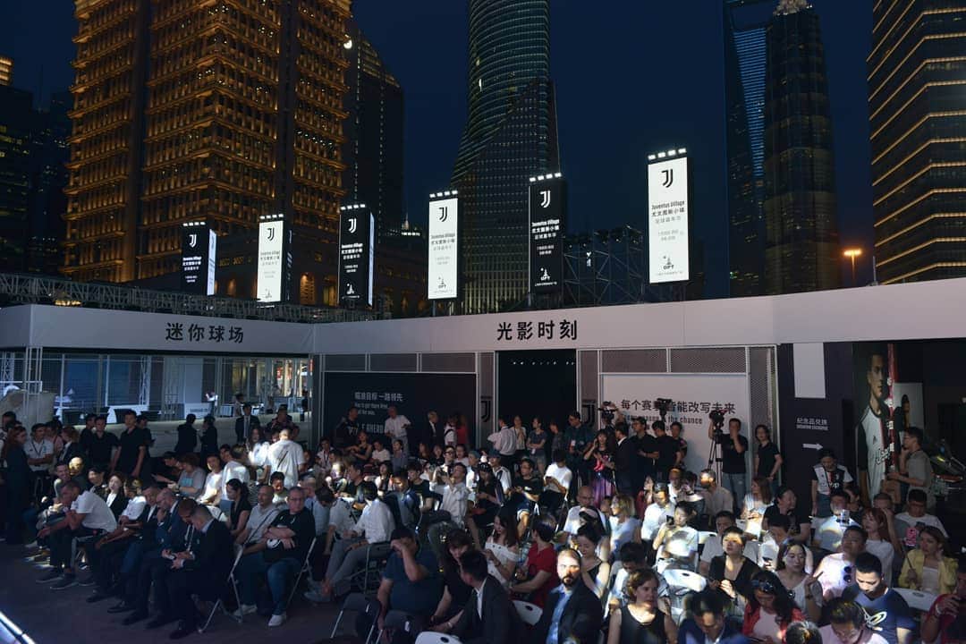 ユヴェントスFCさんのインスタグラム写真 - (ユヴェントスFCInstagram)「THE JUVENTUS VILLAGE IN SHANGHAI IS OPEN! 🎉⚪⚫ 1,500 square meters at the foot of the Oriental Pearl Tower for a unique Bianconeri experience. #MeetTheWonder #LiveAhead」7月24日 2時12分 - juventus