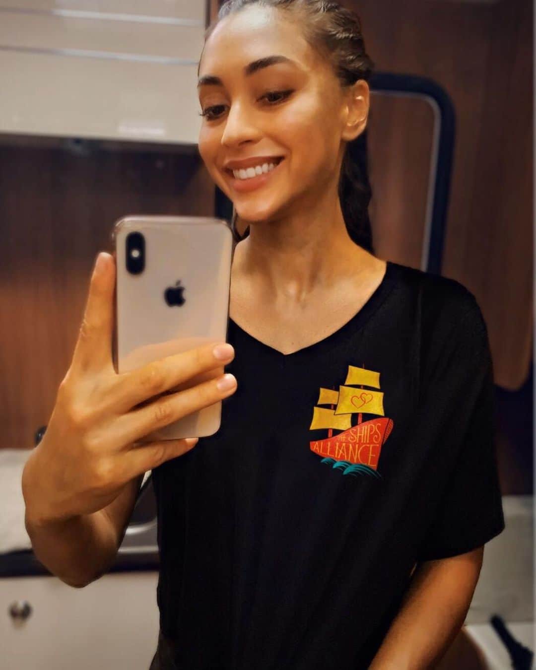 リンジー・モーガンのインスタグラム：「Introducing the @ShipsAlliance, a force for fandom positivity! ✨ Proceeds from these shirts benefit @theofficialstompoutbullying, an organization helping to prevent bullying in all forms. Get yours at @shopstands! ⛵️⛵️⛵️ . . . P.S. don’t mind my alien garb/hair & body paint 😂 when @sachinsahel calls you pick up 🤷🏽‍♀️😊」