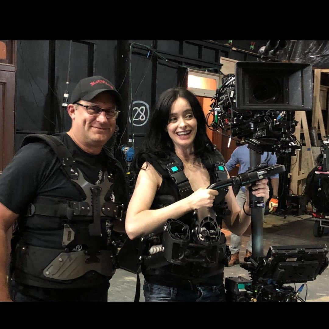 クリステン・リッターさんのインスタグラム写真 - (クリステン・リッターInstagram)「Throw back to me directing Jessica Jones and getting a steadicam lesson from the very best there is - the legend #MikeOshea 💪🏻 #femalefilmmakers」7月24日 2時31分 - therealkrystenritter