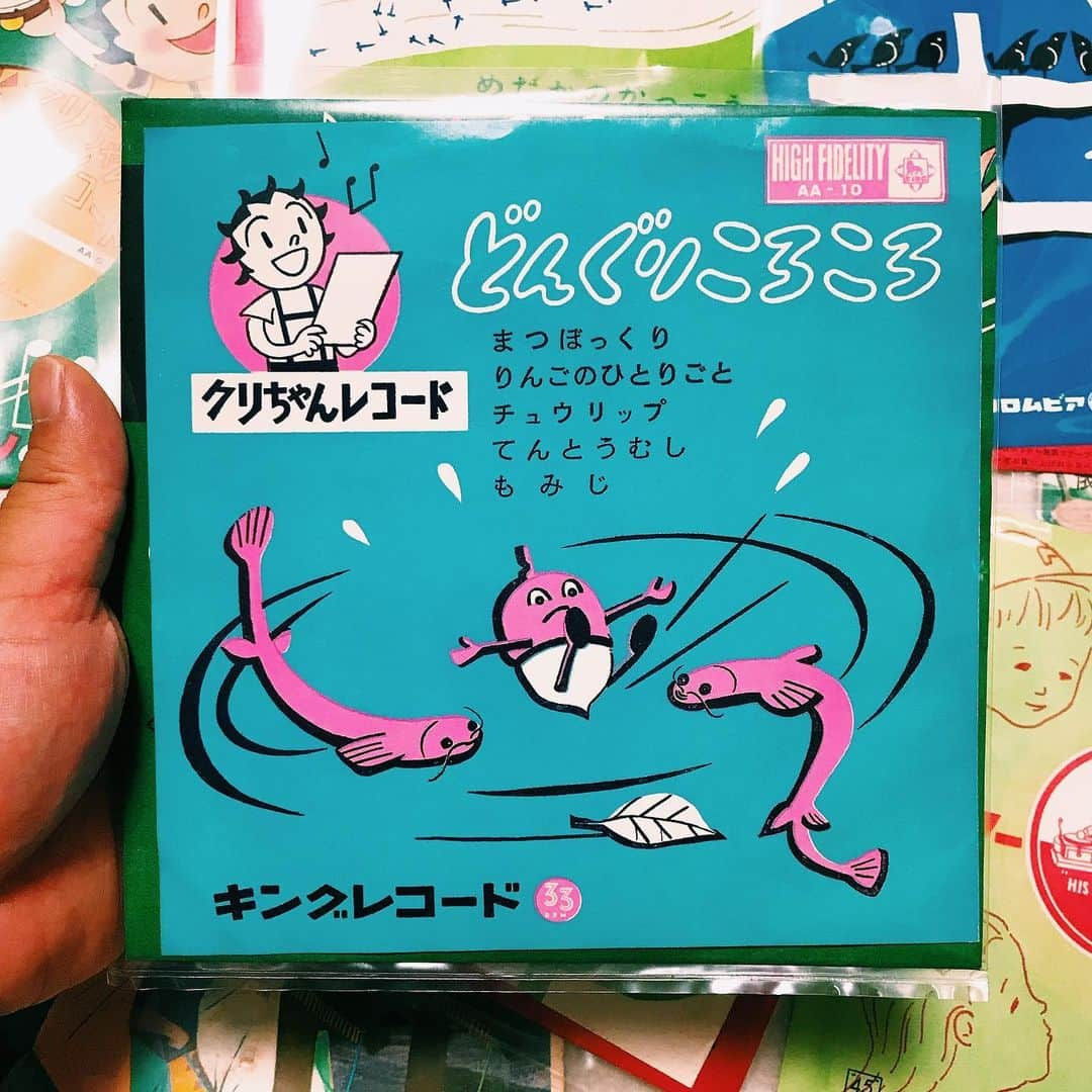 モッチェ 永井さんのインスタグラム写真 - (モッチェ 永井Instagram)「どっかで聴いた寺尾芳恵さんの「金魚の昼寝」か、テンテンコちゃんの流す「証城寺の狸囃子」だったか。古い童謡/唱歌のレコードをチョコチョコ買っちゃいます。安いし。どうやら古い音源になればなるほど音質も好みだし…1発テイクのような熱がある。  およそ子供向けとは思えないほど音楽的だったり。油断してると不意に尖った音楽として耳を引っ張られるものが…あります。  こんなコード展開アリなんだ…こんな音の重ね方するんだ…みたいな。古いレコードに、自分にとって新しい発見を求めてしまう。坂本九の「九ちゃんのズンタッタ」を聴いて「眠れなくなりそうで」を書いたように。  ちなみにクリちゃんレコードやキンダーレコードよりは、コロちゃんレコードやレオンちゃんレコードが好みっぼい。写真2枚目のジャケのない全日本ブッククラブのおまけと思われるレコード。これの演奏とアレンジがいい！誰なんだ？！知りたい。今日のハイライトでした。ジャケも結構かわいいの多い。  #コロちゃんレコード #クリちゃんレコード #キンダーレコード #全日本ブッククラブ #童謡 #唱歌 #テンテンコ #レコードのある生活 #7inch #ドーナツ盤 #vinyl」7月24日 2時38分 - mocche_nagai