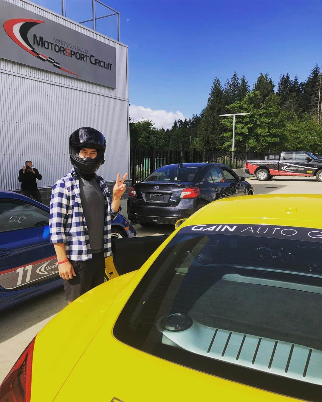 パトリック・チャンのインスタグラム：「Thank you @islandcircuit for the thrilling driving experience 🏎  A beautiful challenging circuit with plenty of technical turns and elevation changes. The @alfaromeoofficial 4C and the stunning @bmw M2 were exciting to drive but I think the @porsche Cayman S takes the cake.  #porschegt4 in the near future? 🤔 Co-pilot: @elizabethputnam」