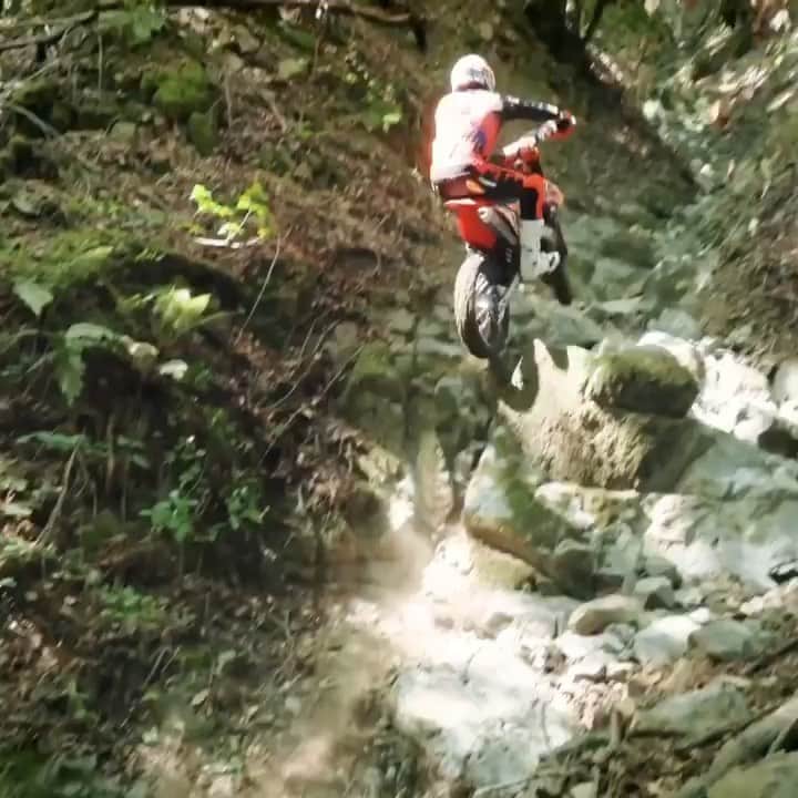 レッドブルのインスタグラム：「Never trust the friend who says, “trust me, I do this all the time ... it’s easy” 😂. Learn via @r_sipes taking #HardEnduro slaps w/ @codywebb2. 📹 General Sipes Ep3 // Link in bio 👏 @r_sipes  #GeneralSipes #supercross #motocross #trail #train #redbull #givesyouwings」