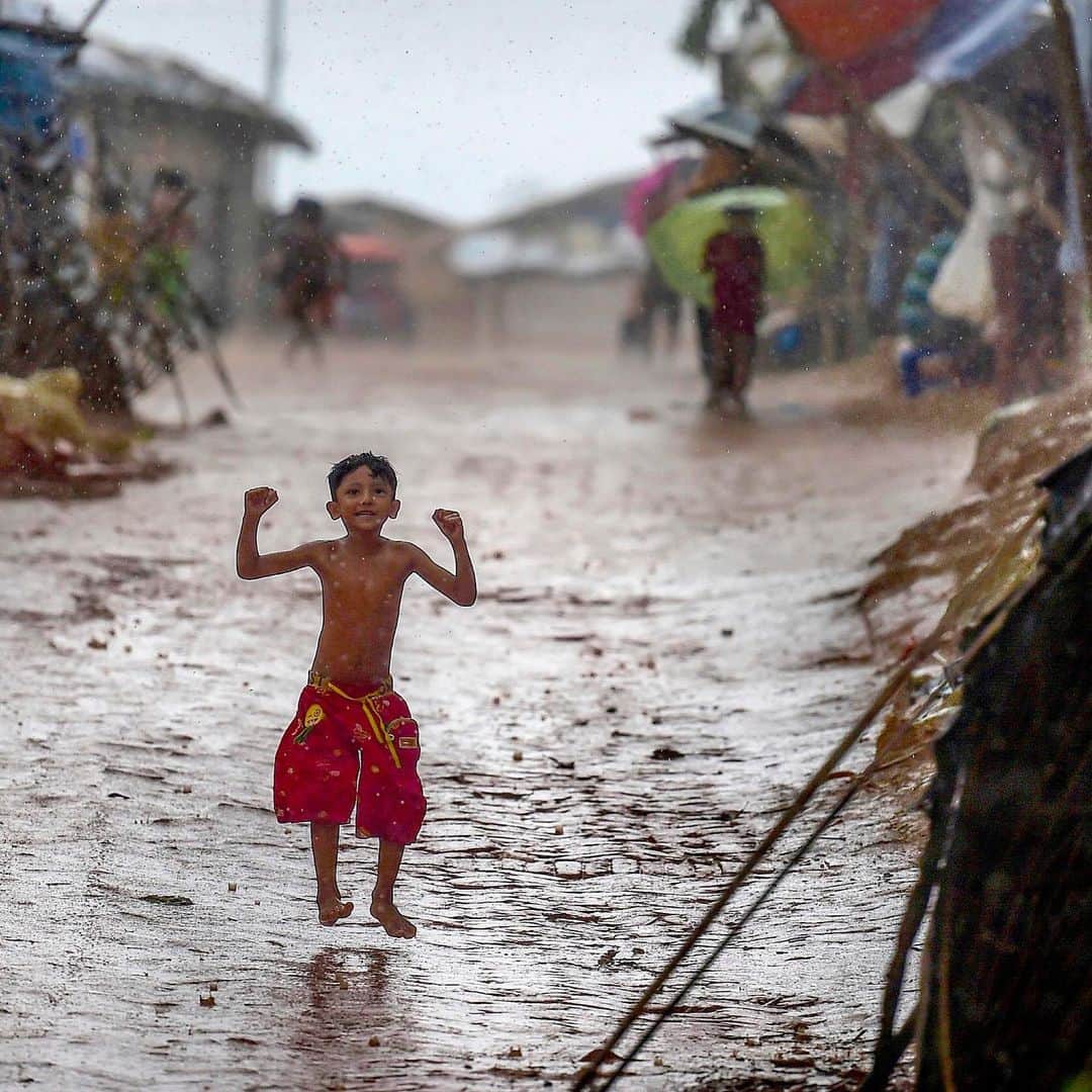 NBC Newsさんのインスタグラム写真 - (NBC NewsInstagram)「A #Rohingya refugee child plays during a monsoon at Kutupalong refugee camp in Ukhia, Bangladesh. . 📷 @muniruzzaman / @afpphoto」7月24日 3時03分 - nbcnews