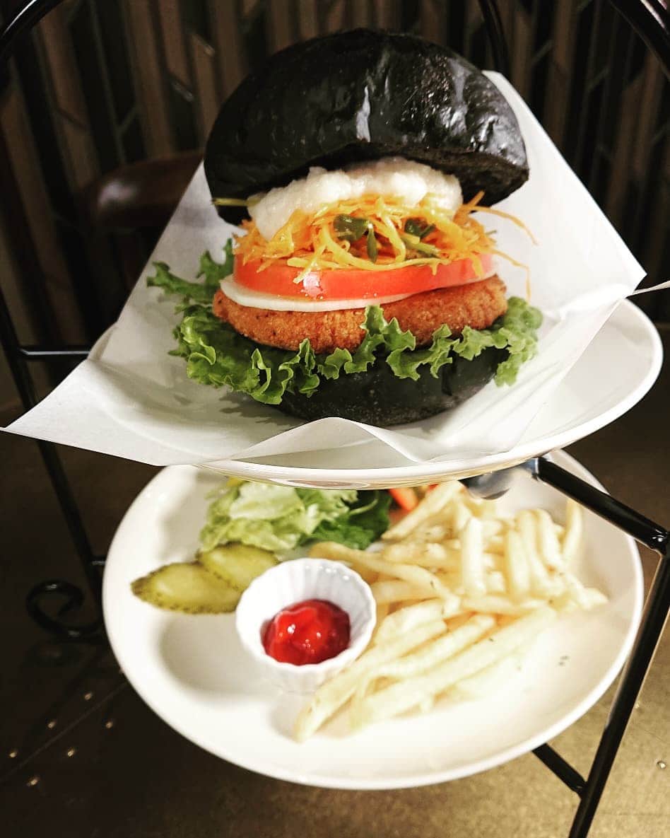 石原祐美子さんのインスタグラム写真 - (石原祐美子Instagram)「京都 嵐山の新店 #crossburger 🍔 ・ ・ #京街Diary の嵐山ロケで行かせていただきました🙇‍♀️🙏 ・ ・ 竹炭を練りこんだ真っ黒いバンズは、もっちりふわふわでやさしくて見た目とのギャップがたまりません😍 黒毛和牛100％のパテはめちゃくちゃジューシーで上品なおいしさ😋ランチセットをいただきまして、どのメニューもハズレなしでした🌟 ・ ・ (1枚目) #嵐山バーガー セット どれにしようか迷った時はこれ✨ボリュームたっぷりでバランス最強💪自家製BBQソースまで完璧なおいしさ😍 ・ (2枚目) #嵐山チーズバーガー セット チーズ好きの方はぜひこれ✨この写真、まだ出来上がる前です💦食べる直前にテーブルでトロットロのチェダーチーズをたっっっぷりかけてくれます(*´ч`*)映えるしおいしい😋 ・ (3枚目) #京ベジバーガー セット 最も京都を感じられるハンバーガー✨私が注文したやつこれです😋お豆腐のパテは甘みもあってクリーミー🎶千枚漬がこんなにもハンバーガーに馴染むなんて∑(๑ºдº๑)!!ボリュームたっぷりで食べ応えもしっかりあるので、食いしん坊の私も大満足でした💪 ・ ・ お店の雰囲気もおしゃれで居心地もいいし、店員さんめっちゃイケメンでした(///∇///)ゞ ・ 絶対めっちゃ大人気なるわここ😍まじおすすめです🌟また１人でこっそり行こう😎 ・ ・ ・ #kyoto #arashiyama #京都 #嵐山 #京都グルメ #嵐山グルメ #京都観光 #嵐山観光 #京都ランチ #嵐山ランチ #新店 #crossburgerandbeercoffee #JapaneseBURGER #ハンバーガー #hamburger #黒毛和牛100パーセント ・ ・ #京街Diary  #毎週木曜日23時から放送中 #kbs京都テレビ  #見てね💕  #今週の放送は舞鶴 #水曜日は朝10時からラジオ #チキチキ遠藤nami乗りジョニー  #聞いてね💕」7月24日 3時05分 - chiki2johnny14