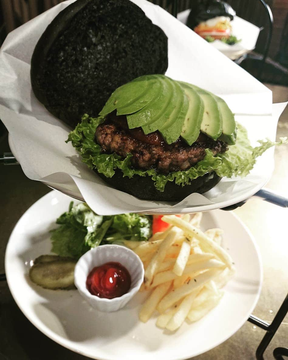 石原祐美子さんのインスタグラム写真 - (石原祐美子Instagram)「京都 嵐山の新店 #crossburger 🍔 ・ ・ #京街Diary の嵐山ロケで行かせていただきました🙇‍♀️🙏 ・ ・ 竹炭を練りこんだ真っ黒いバンズは、もっちりふわふわでやさしくて見た目とのギャップがたまりません😍 黒毛和牛100％のパテはめちゃくちゃジューシーで上品なおいしさ😋ランチセットをいただきまして、どのメニューもハズレなしでした🌟 ・ ・ (1枚目) #嵐山バーガー セット どれにしようか迷った時はこれ✨ボリュームたっぷりでバランス最強💪自家製BBQソースまで完璧なおいしさ😍 ・ (2枚目) #嵐山チーズバーガー セット チーズ好きの方はぜひこれ✨この写真、まだ出来上がる前です💦食べる直前にテーブルでトロットロのチェダーチーズをたっっっぷりかけてくれます(*´ч`*)映えるしおいしい😋 ・ (3枚目) #京ベジバーガー セット 最も京都を感じられるハンバーガー✨私が注文したやつこれです😋お豆腐のパテは甘みもあってクリーミー🎶千枚漬がこんなにもハンバーガーに馴染むなんて∑(๑ºдº๑)!!ボリュームたっぷりで食べ応えもしっかりあるので、食いしん坊の私も大満足でした💪 ・ ・ お店の雰囲気もおしゃれで居心地もいいし、店員さんめっちゃイケメンでした(///∇///)ゞ ・ 絶対めっちゃ大人気なるわここ😍まじおすすめです🌟また１人でこっそり行こう😎 ・ ・ ・ #kyoto #arashiyama #京都 #嵐山 #京都グルメ #嵐山グルメ #京都観光 #嵐山観光 #京都ランチ #嵐山ランチ #新店 #crossburgerandbeercoffee #JapaneseBURGER #ハンバーガー #hamburger #黒毛和牛100パーセント ・ ・ #京街Diary  #毎週木曜日23時から放送中 #kbs京都テレビ  #見てね💕  #今週の放送は舞鶴 #水曜日は朝10時からラジオ #チキチキ遠藤nami乗りジョニー  #聞いてね💕」7月24日 3時05分 - chiki2johnny14