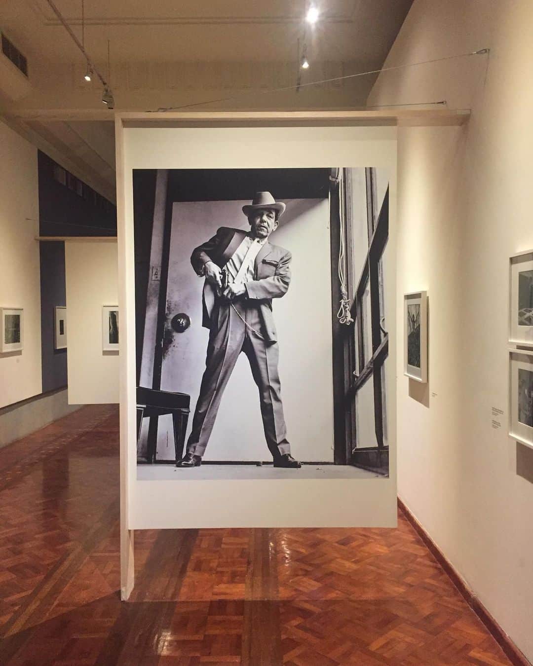 Julen Esteban-Pretelさんのインスタグラム写真 - (Julen Esteban-PretelInstagram)「Photo exhibition of Rodrigo Moya at the Museum of the Palace of Fine Arts of Mexico City.  Great photos by an outstanding documentarian. He is so much more than the person behind the lens of the famous photo of Che Guevara smoking cigars. A true inspiration.  Check out his work if you have a chance.  #GustavoMoya #DocumentaryPhotography #CDMX #PalacioDeBellasArtes」7月24日 3時11分 - julenphoto
