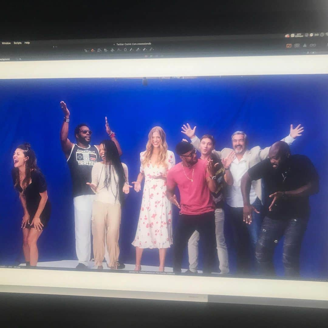 ジェシカ・ゾアさんのインスタグラム写真 - (ジェシカ・ゾアInstagram)「Let’s do the “Szohr dance” they said... & I’m not doing it:/ how does this happen?!?! #sdcc2019 #bts #twitter」7月24日 3時12分 - jessicaszohr