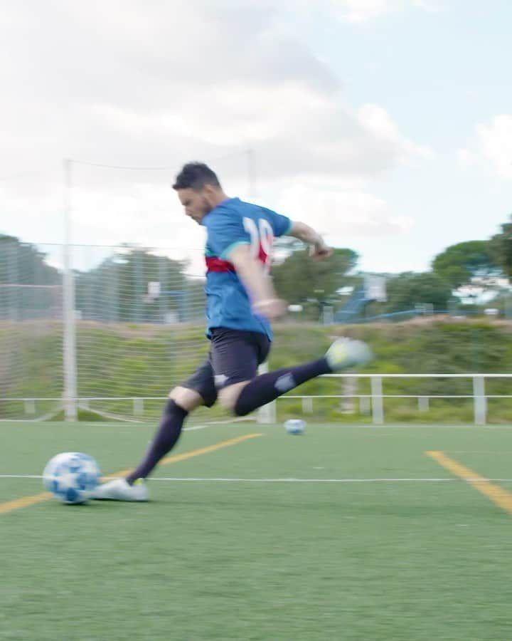 F2Freestylersのインスタグラム：「Billy’s consistency is ridiculous 💫😄🎯 . 🎥 Freekick masterclass with @garethbale11 link in bio! 🚀」