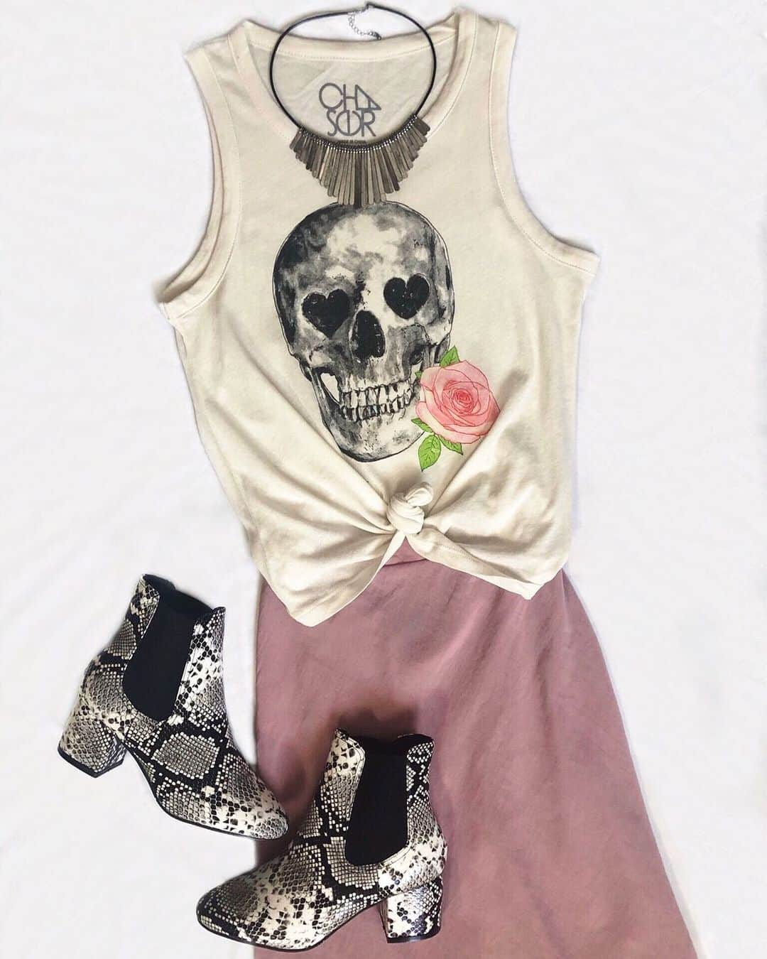 チェイサーのインスタグラム：「outfit inspo💀🌸 stylin' our Rose Skull Graphic💞  #chaserbrand」