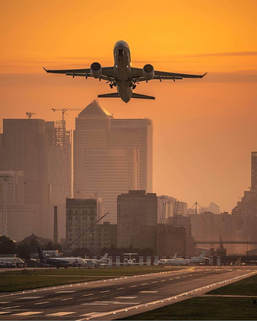 @LONDON | TAG #THISISLONDONさんのインスタグラム写真 - (@LONDON | TAG #THISISLONDONInstagram)「#CityAirport by @tmnikonian! 🔥 Stunning shot! But as #London hits 34C today, why go anywhere at all?! 😎😎😎 // #thisislondon #heatwave #londonlife 🔥🇬🇧🔥」7月24日 3時19分 - london