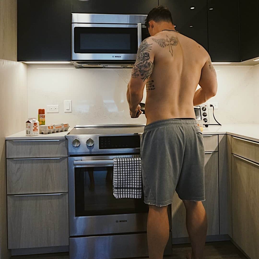 タイラー・オースティンのインスタグラム：「My wife took this photo of me making her breakfast and is making me post it. She says I have to start posting more. So. I guess I’m going to be posting more. 😒#happywifehappylife」