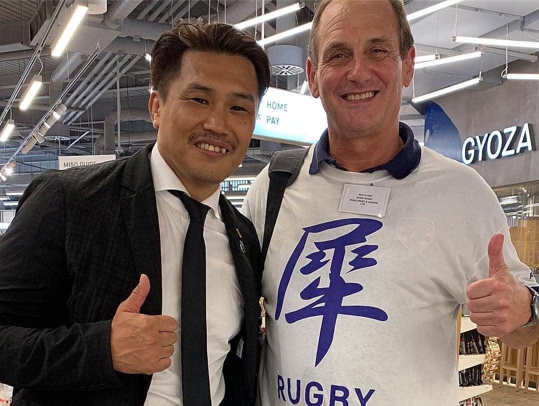 大西将太郎さんのインスタグラム写真 - (大西将太郎Instagram)「大阪観光局と神戸観光局の共同主催でイギリスはロンドンにて、観光客誘致イベントに参加しました。ゲストには僕とウェールズ代表のレジェンド、日本でもプレイ経験のあるシェーン・ウィリアムズが参加。MCにはサッカーのアーセナルのイベントなどで活躍中のナイジェル。 現地の日本センター内にある「Ichiba」でたこ焼きとお好み焼き作りのデモンストレーション及び、トークショーを行いました。 シェーンとは久しぶりの再会でテストマッチでは勝てなかったシェーンでしたがたこ焼き作りではショーンが勝ちました（笑）久しぶりのロンドンでしたが以前よりも日英の交流や関心は近づいてるように思います。ワールドカップやその後も関西にたくさんの英国人が訪れてくれることを期待しています。このような機会をら与えて下さいました関係者の皆様に心より感謝申し上げます。（ロンドンは異常気象の影響で38度近くになったり、首相交代という歴史的な日にこの地に来れたことを大切な思い出にしていきます。）」7月24日 3時23分 - shotaro12