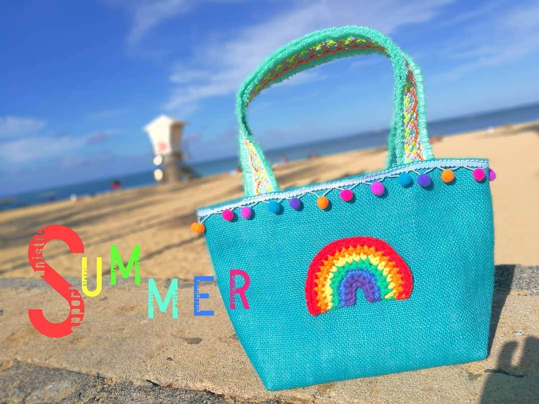 Moco Lima Hawaiiさんのインスタグラム写真 - (Moco Lima HawaiiInstagram)「Collabo* Rainbow jute tote bag Turquoise, made by Lani Kobo &Moco  どんどん出来ちゃう@lani_kobo さんとのコラボレーション第６弾のご紹介です。私の大好きな夏♡ ワクワクする気持ちを表現しPopに仕上げてみました。  #summer#rainbow#sea#ocean#colorfull#vivid#color#waikiki#hawaii#excited#summerfun#smile#happy#love#mocolima#lanikobo#original#design#collaboration#夏#大好き#ハワイ好き#ハワイ大好き#ハワイ旅行#ハワイ生活#海#夏休み#レインボー#ラニ工房#モコリマハワイ  Mocolima Hawaii Showroom  本日も1-6pm 元気に営業致します♡　お近くにお越しの際はぜひ一度お立ち寄り下さいませ。ビジネスビルディング内８階ですがビックリなさらずに。😅😅😅 $50以上お買上げのお客さま全員にモコリマハワイオリジナルエコバッグをプレゼント致しております♡」7月24日 3時34分 - mocolimahawaii