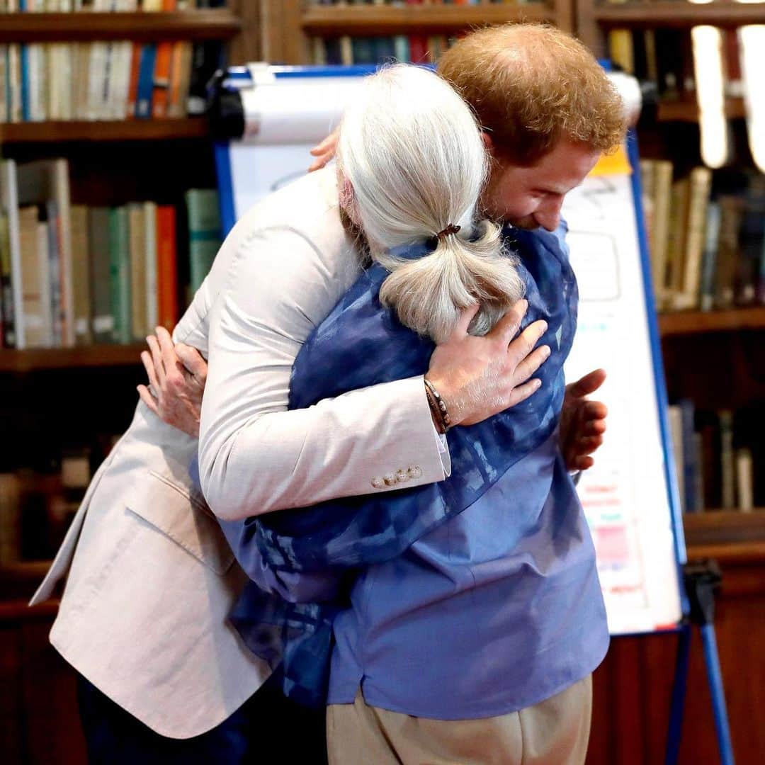 英ヘンリー王子夫妻さんのインスタグラム写真 - (英ヘンリー王子夫妻Instagram)「Today, The Duke of Sussex met with young people doing ground-breaking work in their communities as part of Dr. Jane Goodall’s Roots & Shoots Global Leadership gathering.  Started in 1991 by world renowned ethologist and primatologist Dr. Jane Goodall, with just 12 high school students in Tanzania, Roots & Shoots brings together young people from around the world who are leading projects in their communities to make the world a better place for people, animals and the environment. Today @RootsAndShoots has over 150,000 groups in over 50 countries - the collective power of these young people is limitless.  His Royal Highness believes that people are at the heart of conservation and sustainability and that in order to succeed we need an inclusive, community-centred approach. In his roles as President of The Queen’s Commonwealth Trust and Commonwealth Youth Ambassador, The Duke has met young people from around the world who are leading the way with creative sustainability solutions and campaigns – it is thanks to the creativity of young people’s minds, that we can turn the tide and preserve our planet for future generations.  After listening to presentations on endangered species, reducing plastic waste and embracing the wild, The Duke had the chance to thank all the young people taking part for their efforts and the difference they are making every single day.  As a continuation of our monthly social awareness approach, for July we turned our attention to following accounts featuring the environment. @JaneGoodallInst, founder of Roots & Shoots, is one of those selected profiles, having dedicated her life’s work to bettering our environment and world. To learn more, visit @RootsAndShoots.  Photo©️ PA images」7月24日 3時28分 - sussexroyal