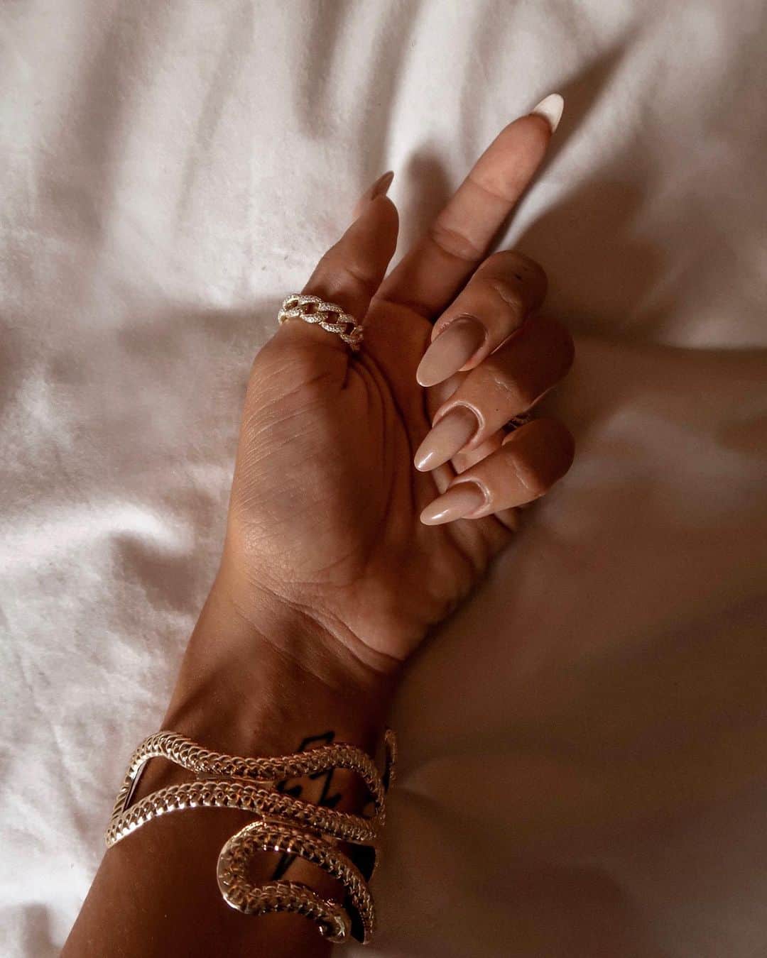 ロッティー・トムリンソンさんのインスタグラム写真 - (ロッティー・トムリンソンInstagram)「nude nails @opi ‘pale to the chief’ jewellery @nastygal @themjewelers ✨」7月24日 3時29分 - lottietomlinson