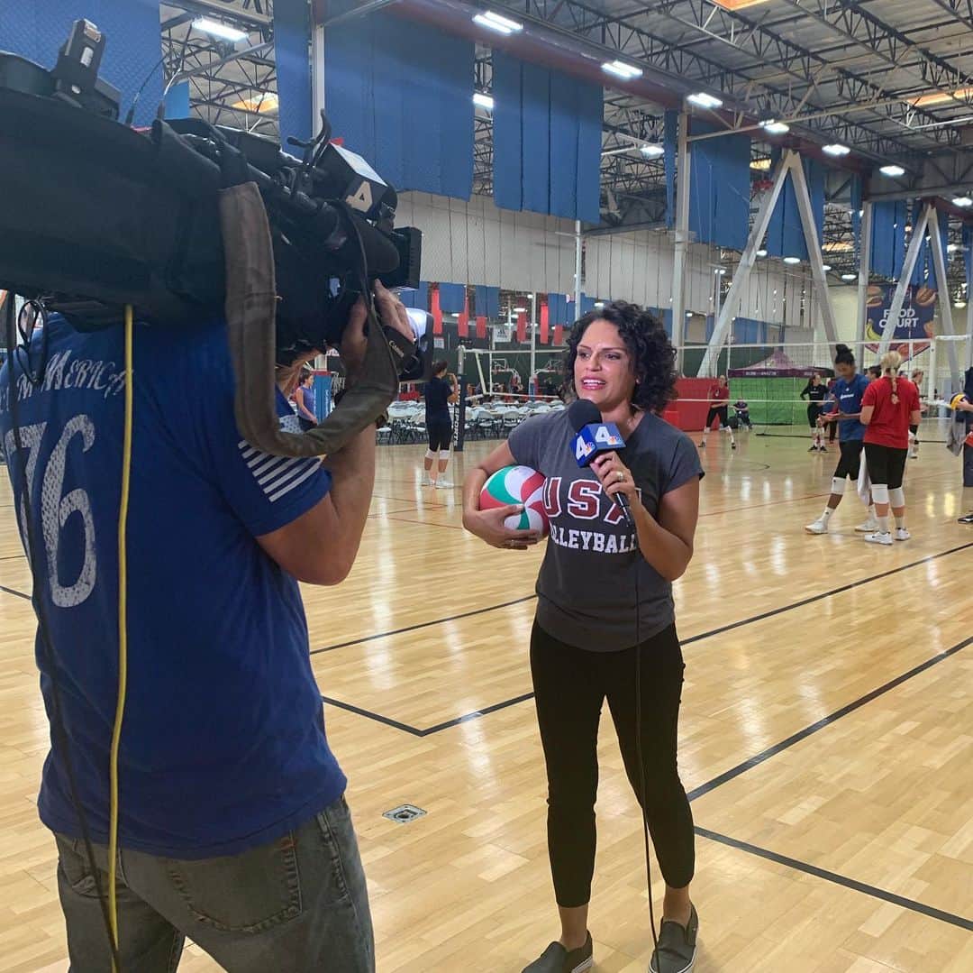 USA Volleyballさんのインスタグラム写真 - (USA VolleyballInstagram)「Thank you @nbcla and @lolitanbcla for coming out to do live interviews with our @usavwnt as they prepare for the Olympic qualifier Aug. 2-4. Just one year out from the start of #tokyo2020. Go @teamusa! 🇺🇸🇺🇸 @visitanaheim」7月24日 3時31分 - usavolleyball