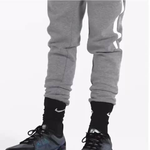 ゲームのインスタグラム：「Aye y’all, my daughter slangin @Nike’s .... they got y’all size too 🤣」
