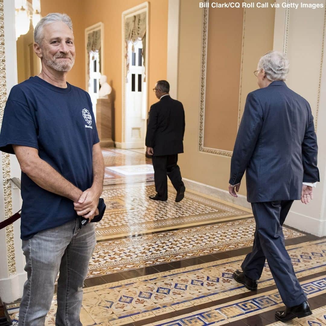 ABC Newsさんのインスタグラム写真 - (ABC NewsInstagram)「Former "The Daily Show" host Jon Stewart grins as Senate Majority Leader Mitch McConnell passes by him ahead of Senate vote on bill funding 9/11 first responders fund. #jonstewart #congress #firstresponders #politics」7月24日 3時43分 - abcnews
