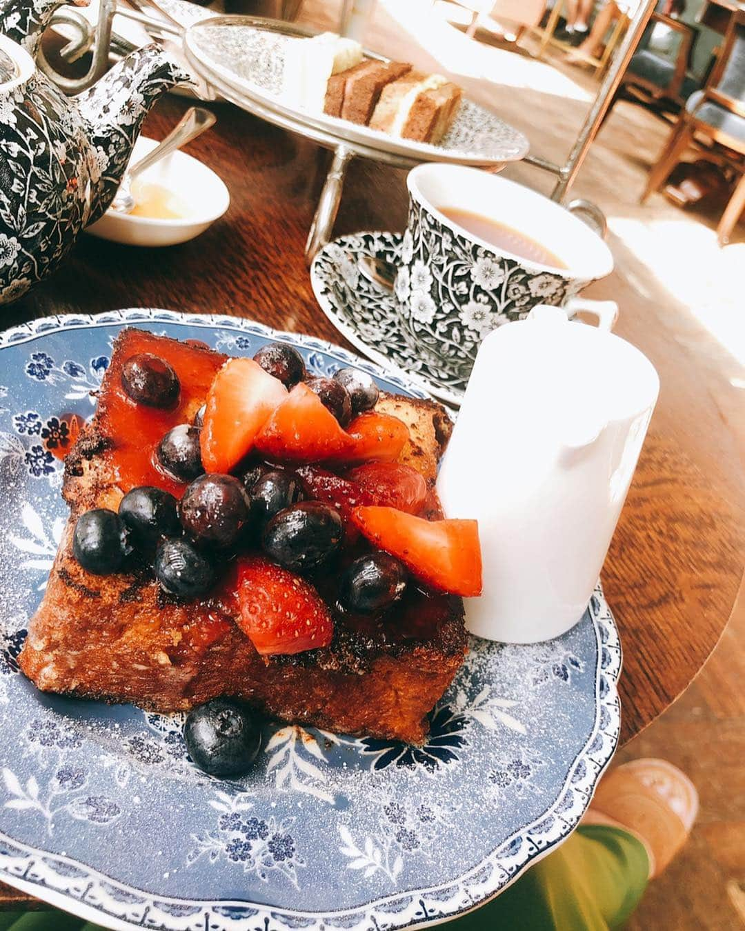 早川茉希さんのインスタグラム写真 - (早川茉希Instagram)「Afternoon tea @theallischicago 🍰☕️ ・ アメリカで初アフタヌーンティー🥺❤️ 食器も空間も可愛くて居心地の良い The Allisにくるみちゃんと行って来ました♥️ ・ アフタヌーンティーは14:30から🕝🍰 飲み物は、１種類を選んでたっぷりいただけます☕️ あまあまケーキが並んだらどうしよう。笑 と思っていたけれど、甘い系のスイーツは チョコレートケーキくらいだったから 全部食べ切れた😂✨ お腹いっぱい！夕飯は控えめにしました😎  もうこんな時間🤭ってハッとするほど 夢中でおしゃべり😍 日本でもベビちゃん連れでお出かけしたいね🥺🎵 くるみちゃんが可愛いママになる日が待ち遠しいなぁ🥰  #afternoontea #chicago #theallischicago #cakes #sandwich #macarons #teatime #havefun #シカゴ #シカゴ生活 #アフタヌーンティー #ティータイム #女子会 #アメリカ暮らし #海外生活 #お洒落な写真撮ってくれた🥺 #2枚目のくるみちゃん好き #フレンチトーストも美味しそうだった🍓」7月24日 3時40分 - maki_hayakawa