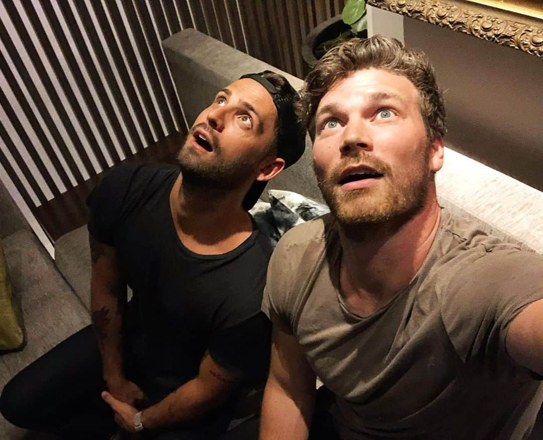 デレック・テラーさんのインスタグラム写真 - (デレック・テラーInstagram)「The Wheeler bros are easily distracted. Looking at something bright, definitely not our future. #babydaddy #onhulu」7月24日 3時42分 - derektheler