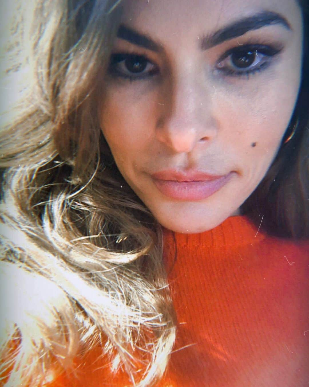 エヴァ・メンデスさんのインスタグラム写真 - (エヴァ・メンデスInstagram)「Thanks for the killer eye makeup @genevieveherr. Thanks for the brows Papi. 🧡」7月24日 3時52分 - evamendes