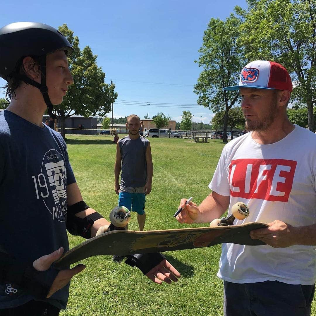 パール・ジャムさんのインスタグラム写真 - (パール・ジャムInstagram)「#JeffAment at the opening of the Circle 13 Skatepark in Hamilton, Montana. Enjoy that board, Christian! #PJActivism 📸: @Stephanie_Whitney_Art」7月24日 3時52分 - pearljam