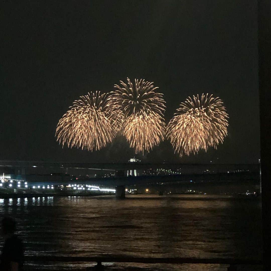のインスタグラム：「STAR ISLAND 2019 豊洲花火大会 ・ ・ 歩いてすぐそこに 花火が上がってるって 最高です😊🙏 ・ ・ 一足先に 夏感じてまいりました💖 #山内智恵 #マキろん #STAR ISLAND #豊洲花火  #花火大会 #花火 #夏」