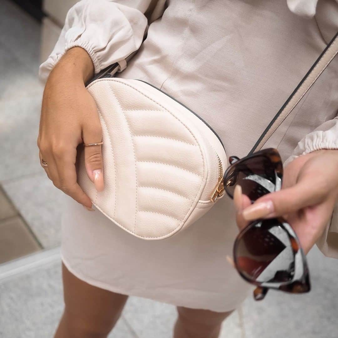 アクセサライズのインスタグラム：「Summer neutrals have never looked so good. Go for luxury with our cream quilted cross body bag as seen on @meganmccoig 🔍 - Sunglasses: 6931377000 🔍 - Bag: 7903121500 Tap the link in the bio to shop now.  #Accessorize #Accessorizer」