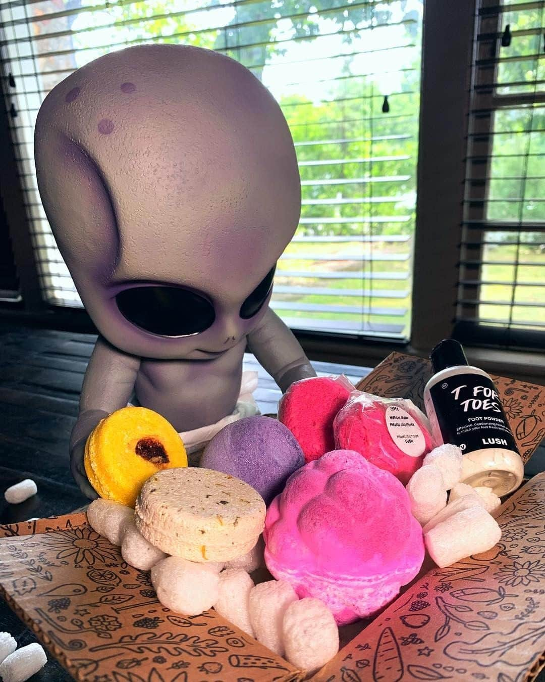 LUSH Cosmeticsさんのインスタグラム写真 - (LUSH CosmeticsInstagram)「If you're storming Area 51, don't forget a lil' gift for our alien friends - they love out-of-this-world hair care, skincare and body care, too. 👽👾 / 📸: @shaeloveslush⁠ *⁠ *⁠ *⁠ *⁠ *⁠ #area51 #ufo #aliens #alien #space #outerspace #ufosighting #spaceship #aliensexist #scifi #lushhaul  #lushcosmetics #lushaddict #lushproducts #lushcommunity」7月24日 4時01分 - lushcosmetics