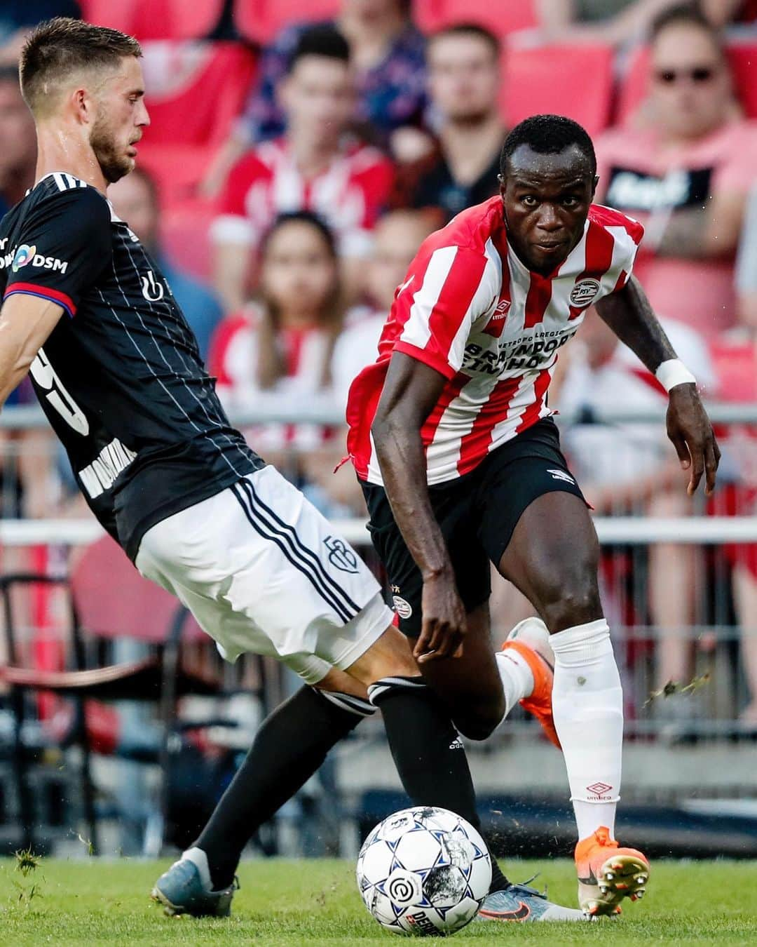 PSVアイントホーフェンさんのインスタグラム写真 - (PSVアイントホーフェンInstagram)「We’re level at the break. Come on PSV! 🔴⚪️ #PSVBAS 1-1」7月24日 3時53分 - psv