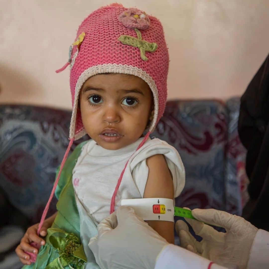 unicefさんのインスタグラム写真 - (unicefInstagram)「“I sometimes walk two to three hours per day on mountain paths to reach the most remote village,” says Ibtisam, a UNICEF-supported community healthworker in Yemen. “It is not easy, but I am always welcomed by the villagers with a warm smile.” Heroic health workers like Ibtisam have reached over 639,000 children with vital health services, including malnutrition screening, vaccinations and maternal and newborn check-ups. When the nearest health centre is hours away by foot, a community health worker going door to door can mean the difference between life and death. #ForEveryChild, health. © UNICEF/UN0318650/Almahbashi」7月24日 3時55分 - unicef