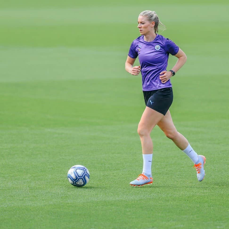ジェンマ・ボナーのインスタグラム：「Good to be back on the ball today ⚽️」