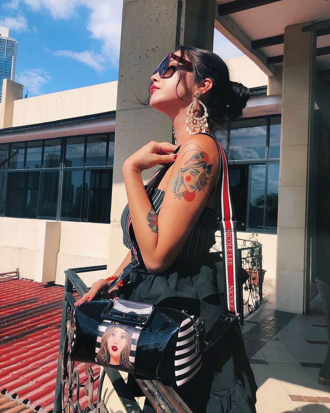 のインスタグラム：「Strolling around the city with the “Paola is Tomboy” Handbag @hania.glowacka 😍😍😍 @nicolelee.espana  #nicoleleeusa #nicolelee #nicoleleeEspaña #nllook #handbags」