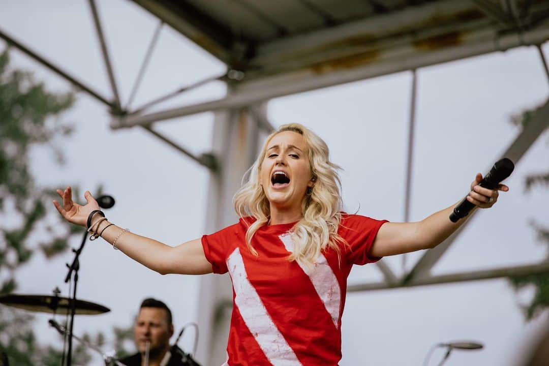 ブリット・ニコルさんのインスタグラム写真 - (ブリット・ニコルInstagram)「A few more from @rocktheisland . These nights have been so special! I’m so thankful! 🤘🏼📸- the beautiful  @thegenevievedavis :)」7月24日 4時14分 - itsbrittnicole