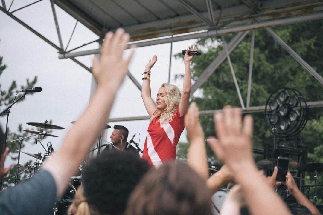 ブリット・ニコルのインスタグラム：「A few more from @rocktheisland . These nights have been so special! I’m so thankful! 🤘🏼📸- the beautiful  @thegenevievedavis :)」