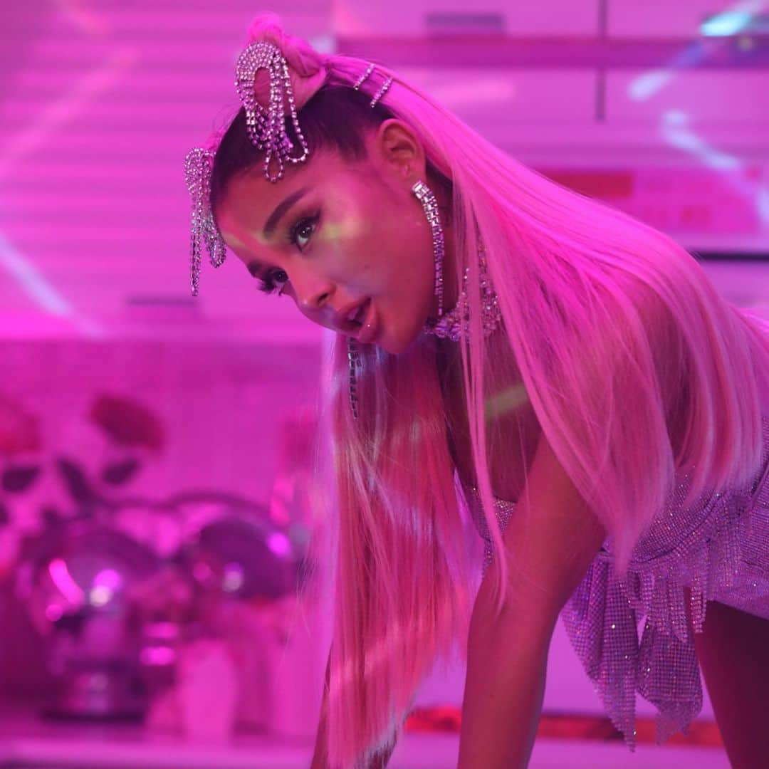 Alfredo Floresさんのインスタグラム写真 - (Alfredo FloresInstagram)「a look back at some BTS photos I shot over the last year on sets 📸✨ Congratulations @arianagrande on 10 VMA nominations! So deserved. Kudos to our entire crew and everyone involved in the entire production process 👏🏽 @hannahluxdavis!! #thankunext 🎬」7月24日 4時20分 - alfredoflores