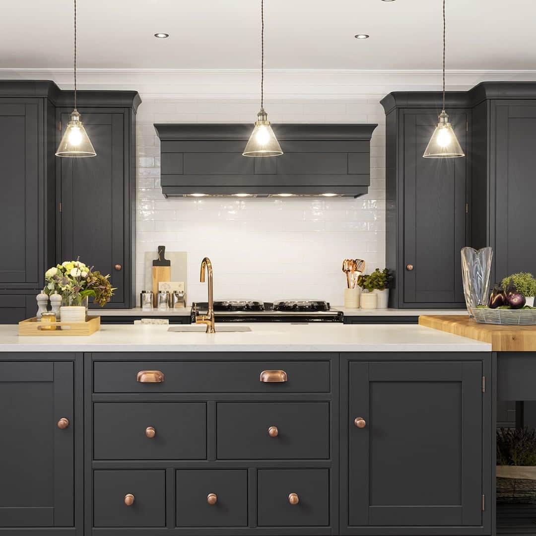 ローラアシュレイのインスタグラム：「Create a modern masterpiece with @LauraAshleyKitchens The Helmsley kitchen offers the ultimate in style and flexibility. Add standalone features, like this multi-drawer unit, to create a freestanding look.」