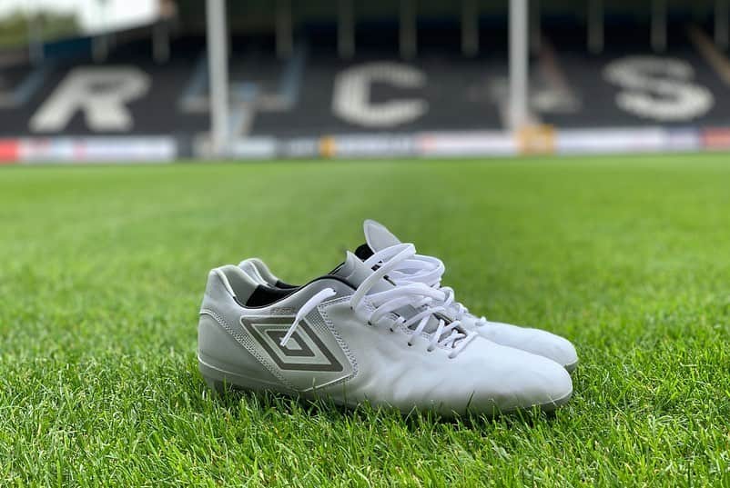 森岡亮太のインスタグラム：「・ 👟⚽️ ・ #umbro #acrct #newcolor」