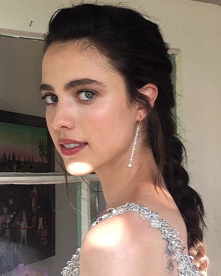 JO BAKERのインスタグラム：「M A R G A R E T • Q U A L L E Y 🇺🇸 Dewy, renaissance freshness.... on this natural stunner #margaretqualley for @onceinhollywood premiere  Style @jillandjordan @prada  Hair @kyleeheathhair  Makeup by me #jobakermakeupartist  #dewyskin #makeup #summermakeup #glowingskin #radiantskin #etherealmakeup #nomakeupmakeup #skin #dewy #makeuplooks #makeupartist #makeuptutorial #makeupideas #makeuplife #makeupoftheday」
