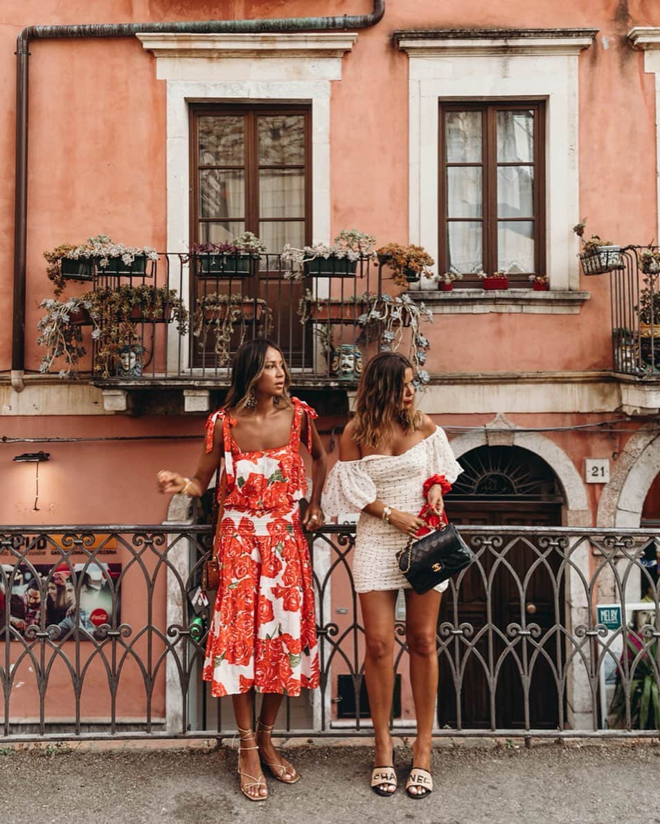 Collage Vintageさんのインスタグラム写真 - (Collage VintageInstagram)「Ciao Ragazze! Pit stop somewhere in Taormina to decide where to go for dinner pizza 🍕🇮🇹 Parada estratégica en Taormina para decidir donde ir a cenar pizza 🍕  @sincerelyjules #collageontheroad」7月24日 4時49分 - collagevintage