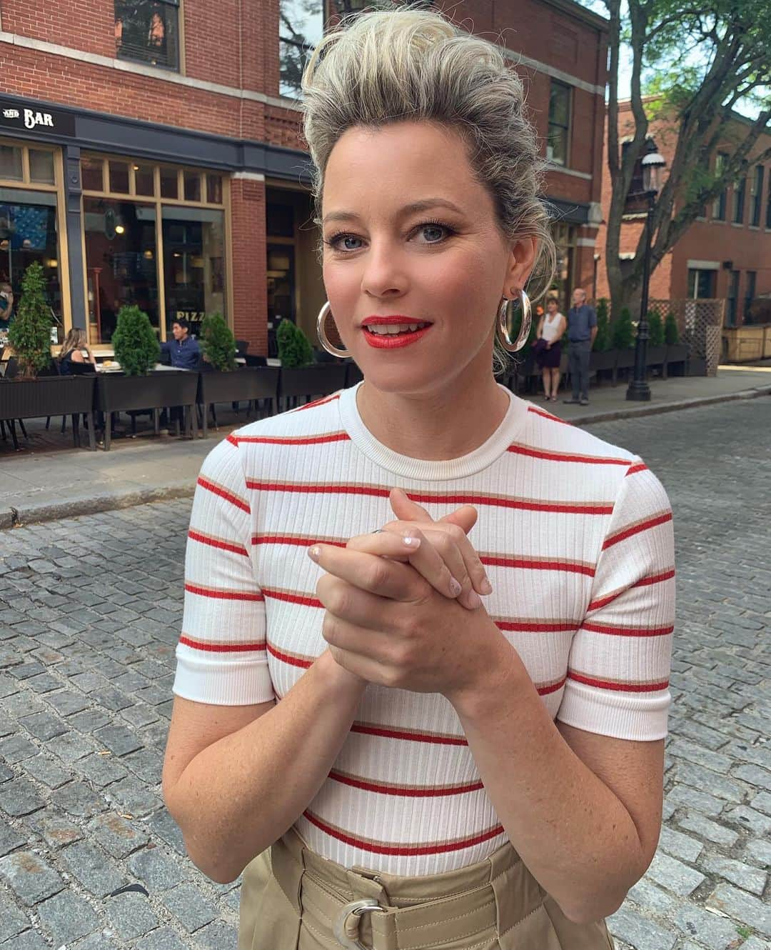 エリザベス・バンクスさんのインスタグラム写真 - (エリザベス・バンクスInstagram)「#Boston werkday in my fave earrings (@jenniferfisherjewelry) with pompadour via @tedgibson and face by mom/dad enhanced by @gitabass and the cutest outfit thanks to @wendiandnicole - as @amyschumer wrote: just trying to be happy as much as possible!」7月24日 5時01分 - elizabethbanks