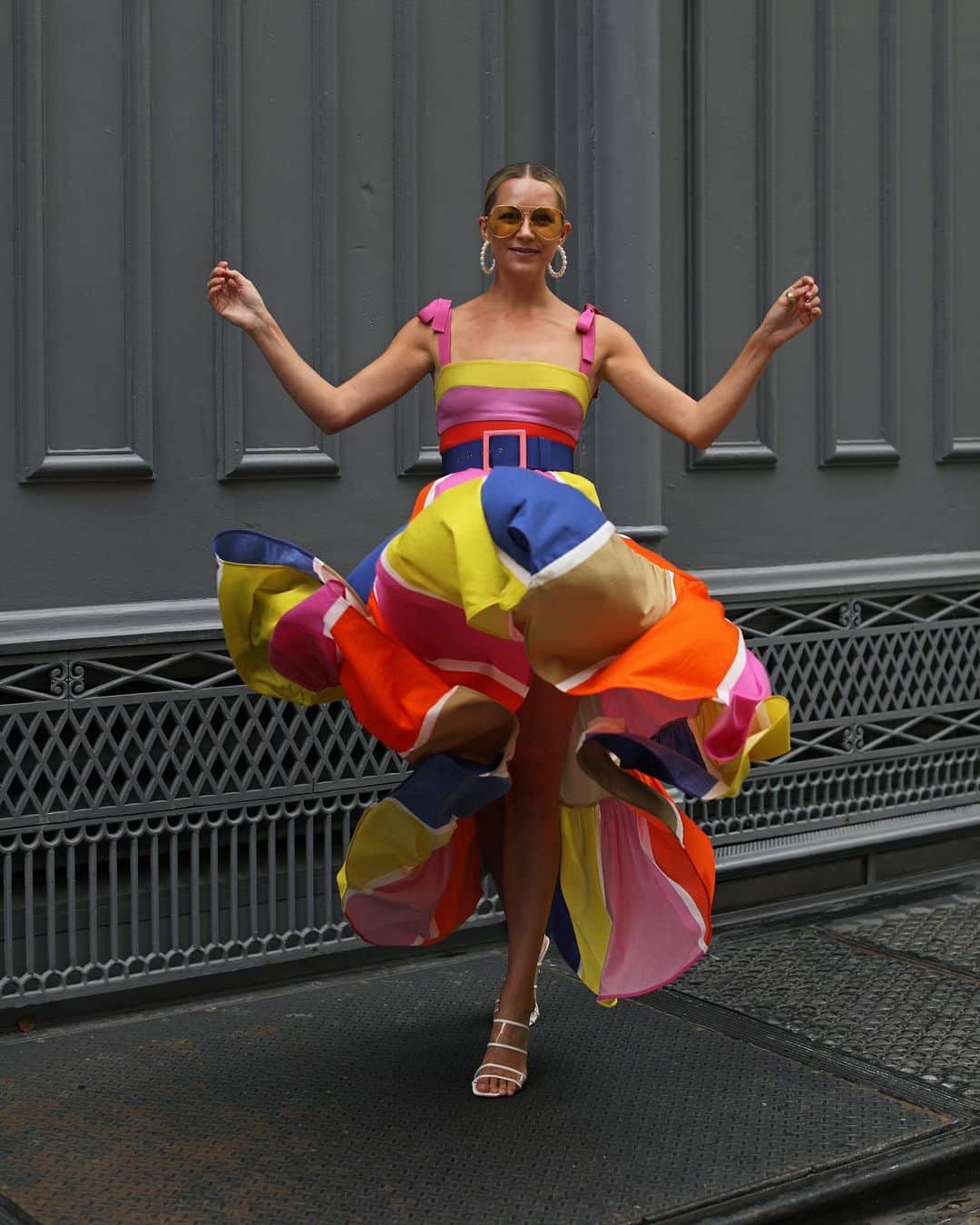 ブレア・イーディーさんのインスタグラム写真 - (ブレア・イーディーInstagram)「<stripes in soho // every dress should be this fun to wear 💃🏼> #sohostyle #lindafarrow」7月24日 4時59分 - blaireadiebee